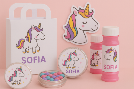 Composição temática com lembrancinhas personalizadas em formato unicórnio