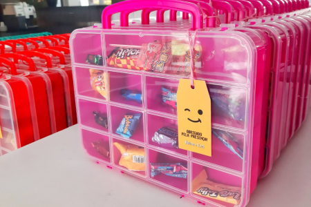 Maletinha com doces como lembrancinha de festa infantil